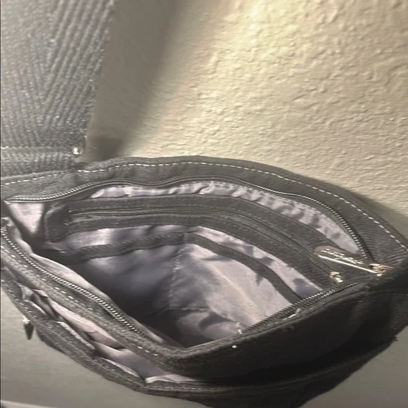 Black and Pink Crossbody Bag with Knitted Texture and Heart Design - Picture 4 of 6